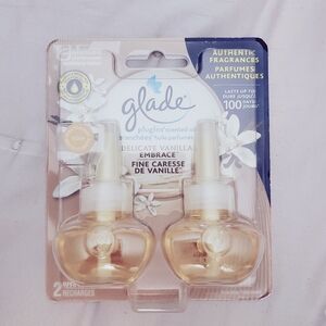 2x GLADE Delicate Vanilla Embrace Plugins